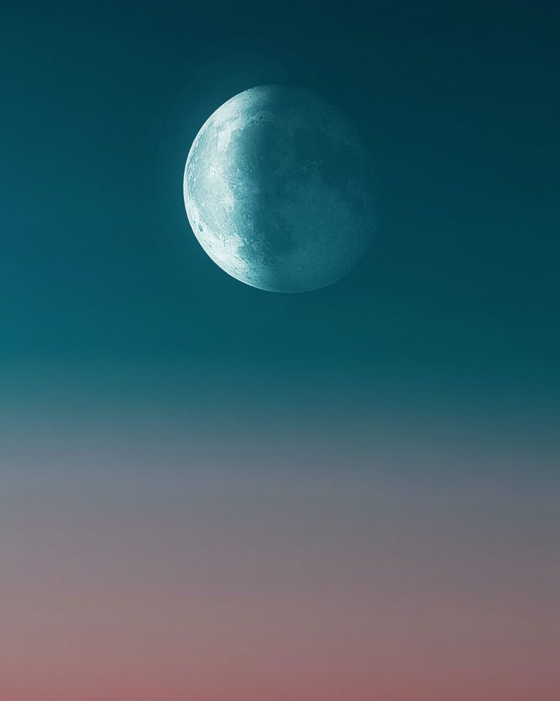 La lune sur fond bleu et violet