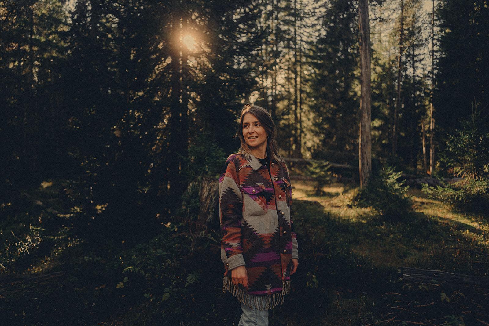 Salomé se tenant debout dans la forêt